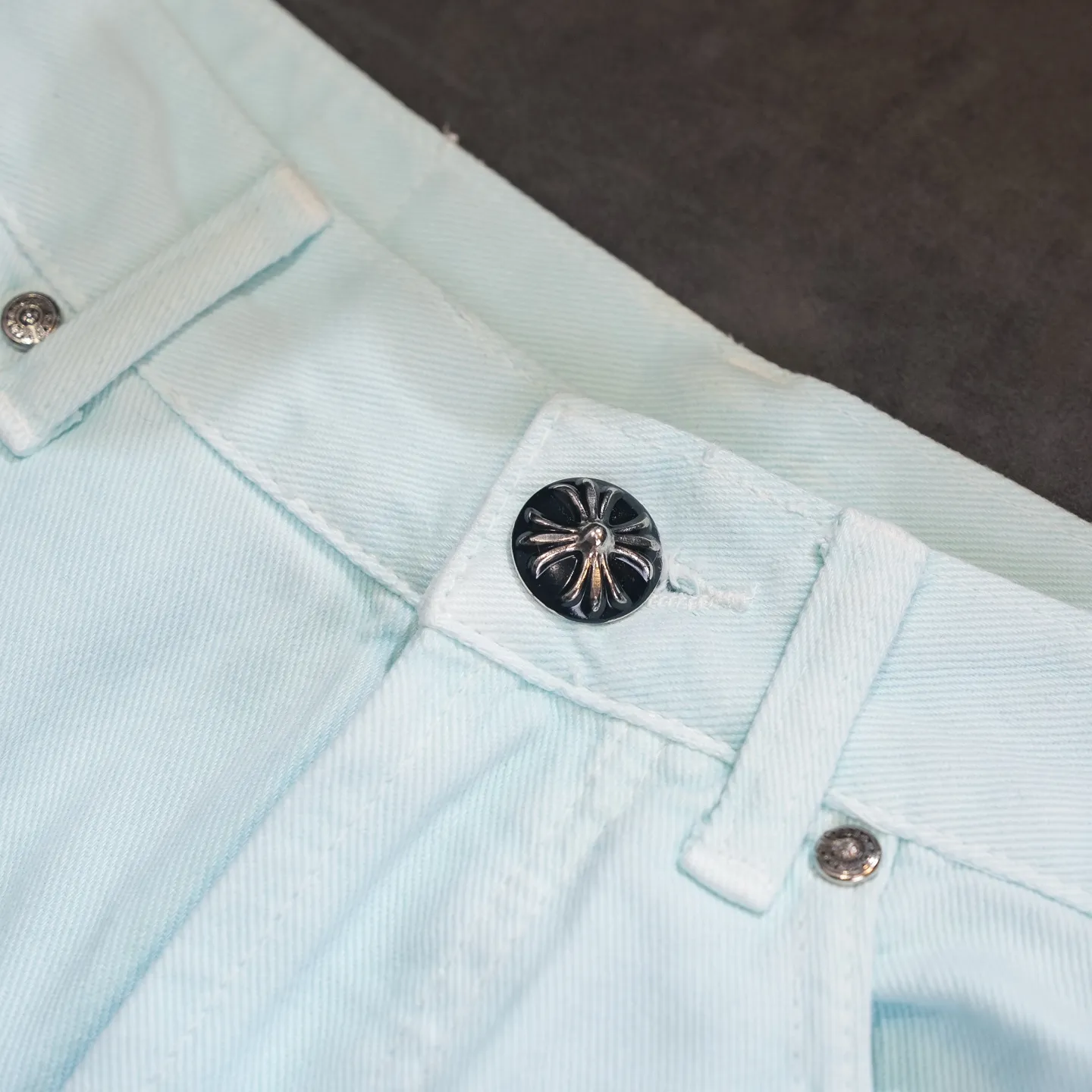P260 Chrome Hearts light blue blue trousers, pink and blue patchwork leather couple's best friend jeans. CH jeans need to be washed and then disassembled and hand-stitched with sheepskin cross leather and then spliced ​​together. The whole piece has too many craftsmanship to explain. The patches are decorated with cross flowers, and the high-waisted washed jeans! ! Absolutely high-end luxury products, god-level single products and super popular products, made with top heavy industry, a must-see magic weapon. Customized hardware. The fabric is thick and soft after washing. It has good breathability. Customized small leather label. Unique design. The details are simple and elegant, and the workmanship is exquisite. The entire trousers are neatly routed and the details are in place! It’s so cool that both men and women can easily control the genderless trend! Color: Picture color Size: 28 30 32 34 36